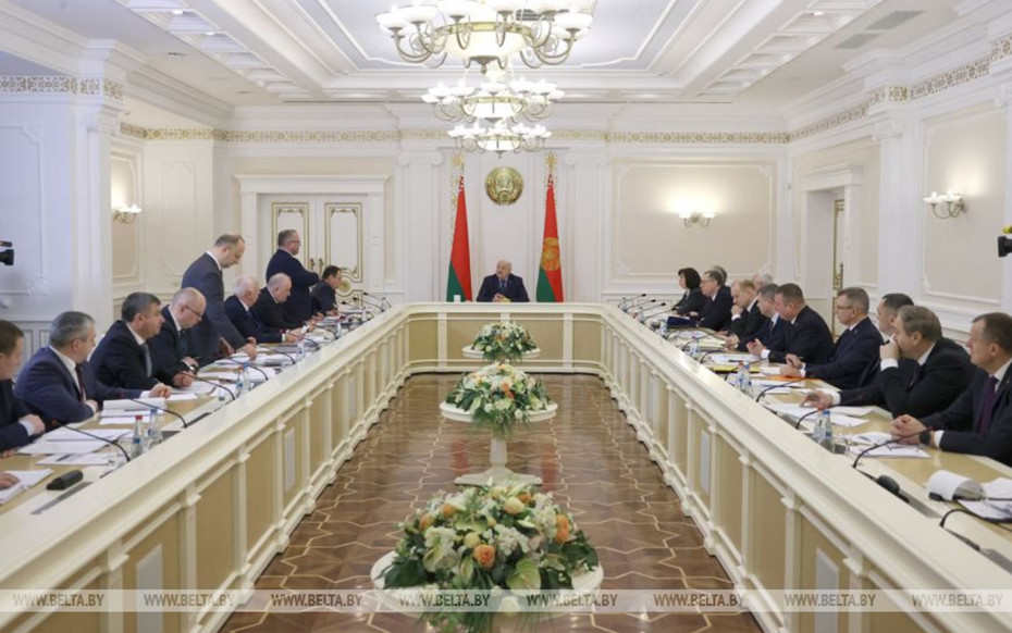О противодействии выводу капитала, спасении «утопающих» и работе в Союзном государстве. Что Александр Лукашенко обсуждал с правительством