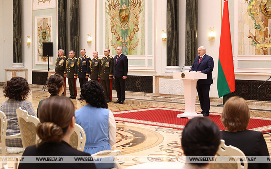 Александр Лукашенко вручил госнаграды самым успешным женщинам и генеральские погоны самым мужественным воинам