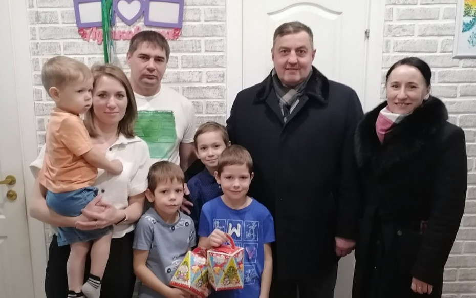 Многодетная семья Лутковских принимала поздравления в рамках акции «Наши дети»