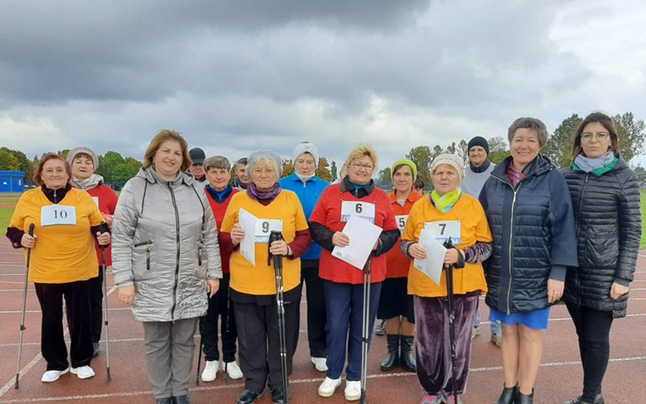 Ошмянцы присоединились к общереспубликанскому марафону по скандинавской ходьбе, приуроченному ко Дню пожилых людей