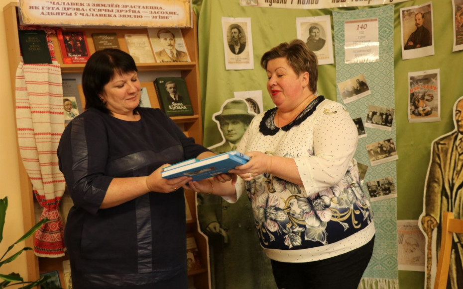  Ошмянские школьники получили в подарок книги от Белорусского фонда мира