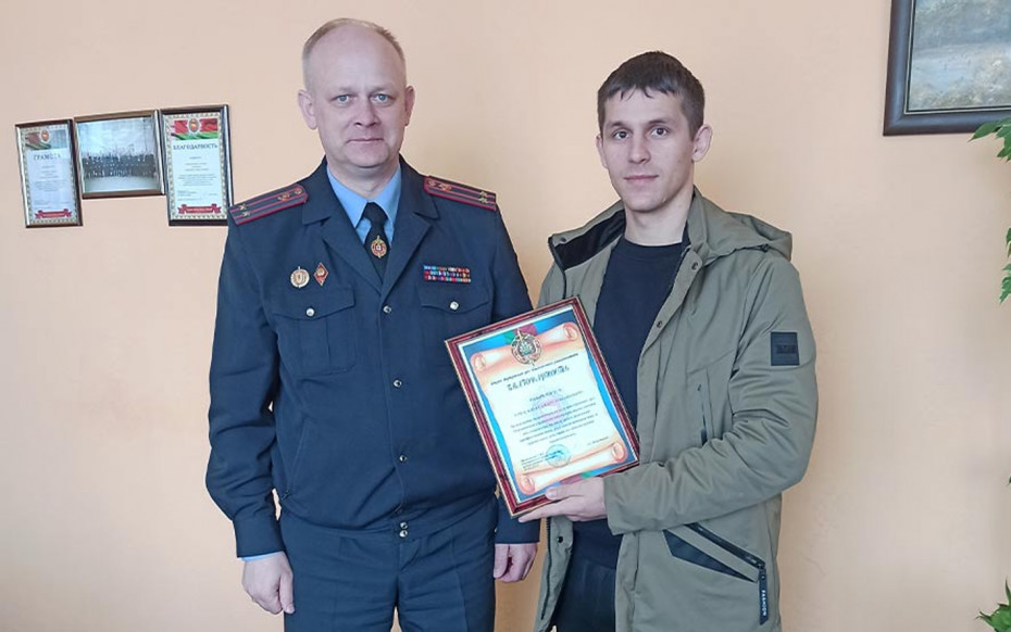 Ошмянские правоохранители наградили водителя большегрузного автомобиля