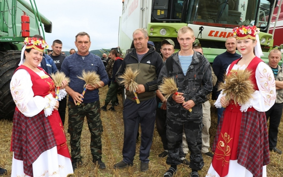 Праздник «Зажинки» позвал в поле механизаторов КСУП «Гольшаны»