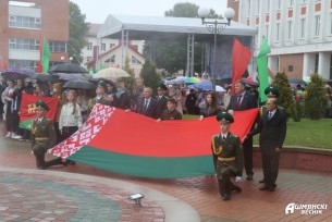 В День народного единства в Ошмянах открыли площадь Государственного флага Республики Беларусь