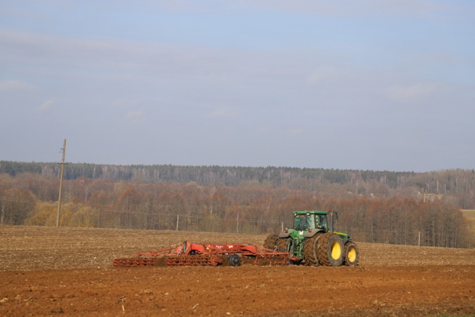 В хозяйствах Ошмянского района активно ведутся весенние полевые работы