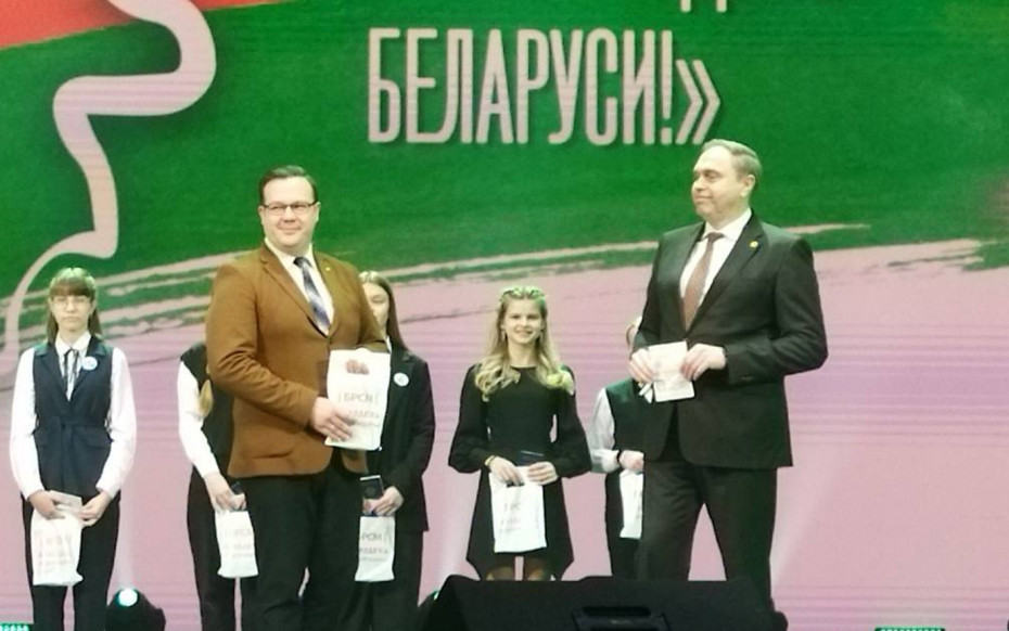 Председатель облисполкома Владимир Караник вручил первые паспорта юным жителям Гродненской области