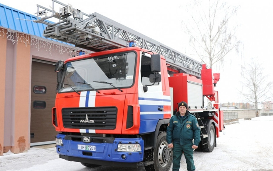 Автопарк ошмянских спасателей пополнился пожарной автолестницей
