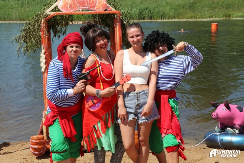 На озере в квартале Строителей прошел спортивно-массовый праздник «Плавание «На чем попало»