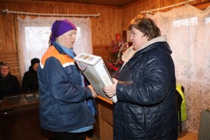 Ошмянский райком профсоюза работников АПК вручил подарки работникам животноводческой отрасли