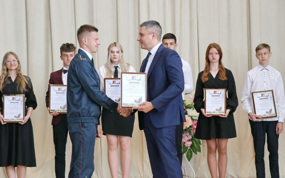 Премию «Надзеі Ашмяншчыны» вручили самым талантливым ученикам района