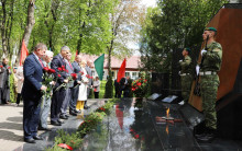 Сменяются поколения, но память живет. В День Победы у братской могилы в городском парке прошел митинг-реквием