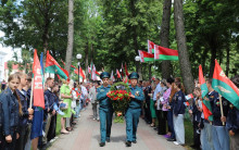 В День Республики Беларусь у братской могилы в Ошмянах прошел митинг, заложена капсула потомкам