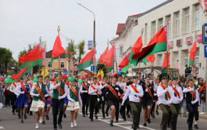 Районный праздник в Ошмянах, посвященный Дню Победы, открыло торжественное шествие и митинг в память о погибших воинах-земляках